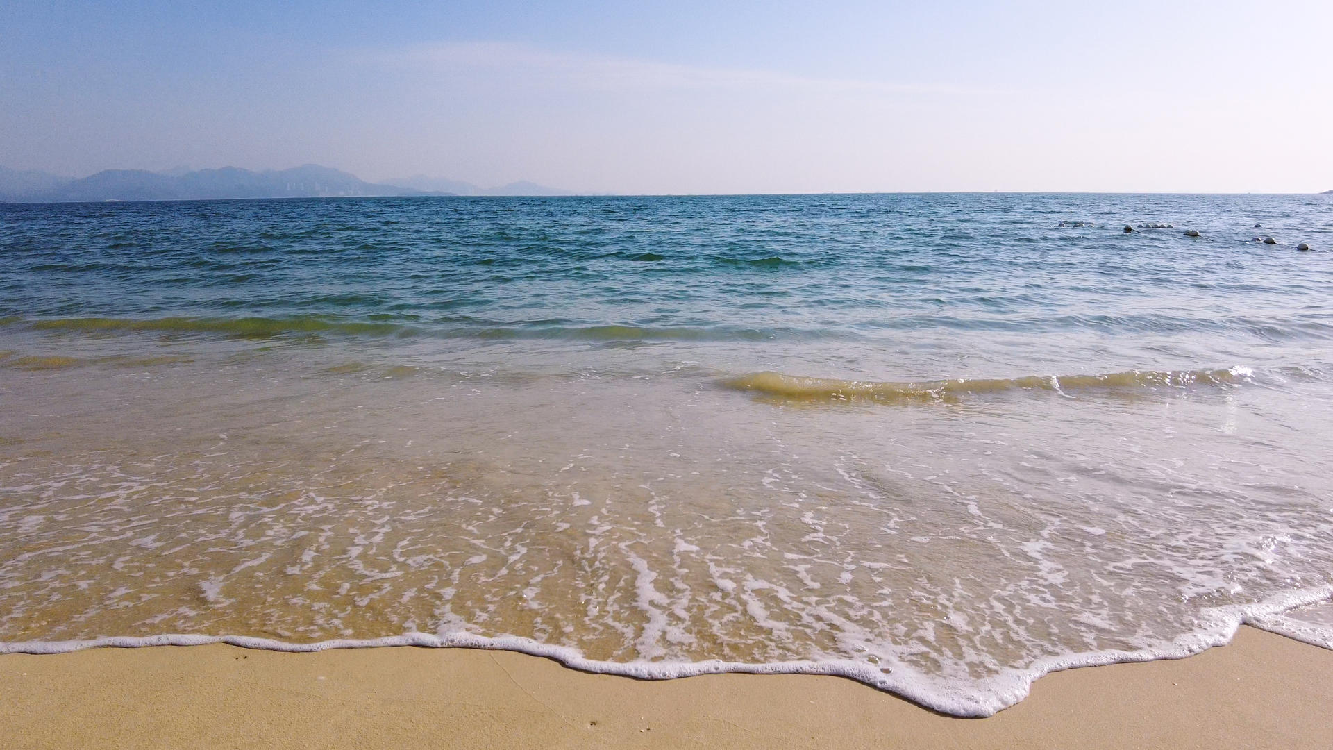 蓝色大海沙滩海滩海浪休闲娱乐4k素材视频的预览图
