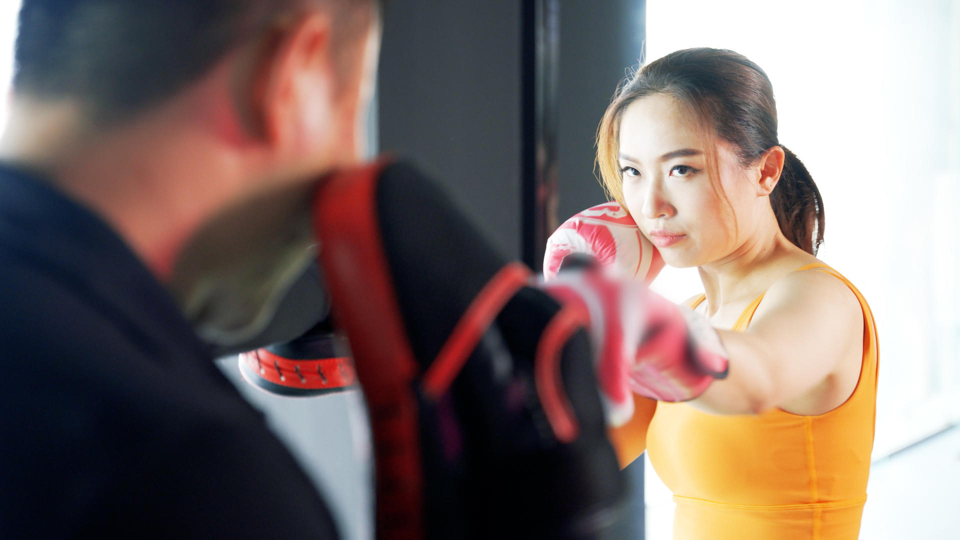 4K运动健身房美女生健美器械锻炼训练力量拳击教练视频的预览图