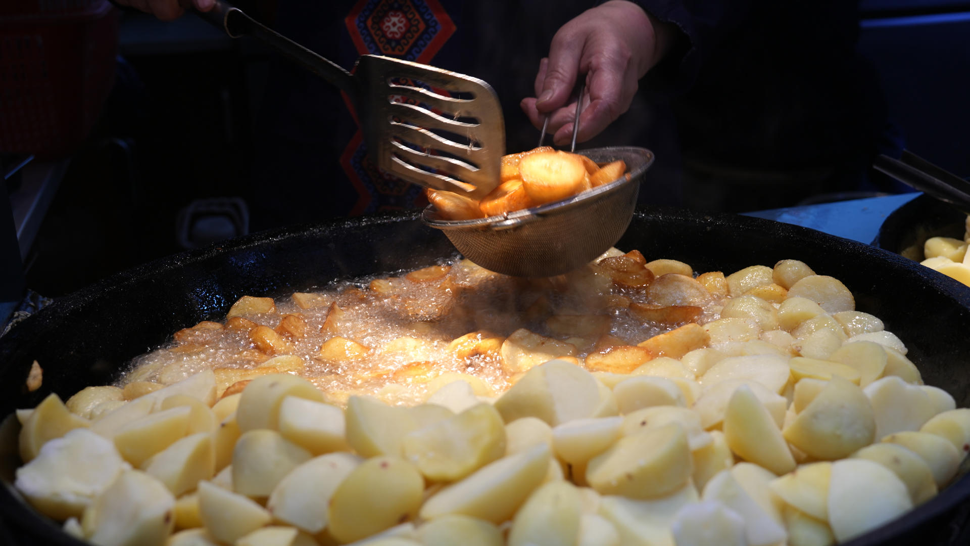 城市节日街头美食小吃烹饪油炸食品4k素材视频的预览图