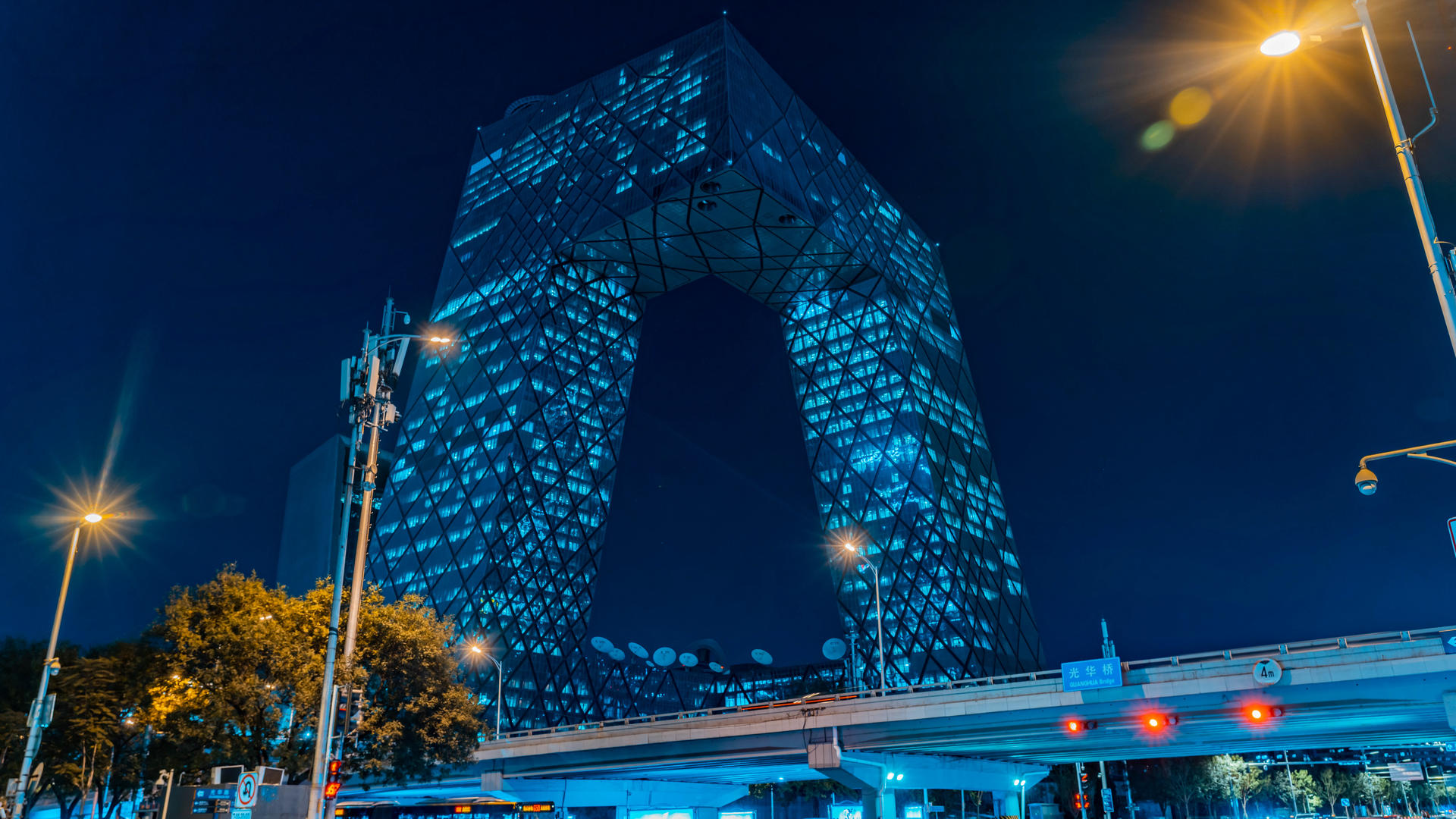 8K北京央视总部大楼城市地标建筑交通夜景移动延时视频的预览图