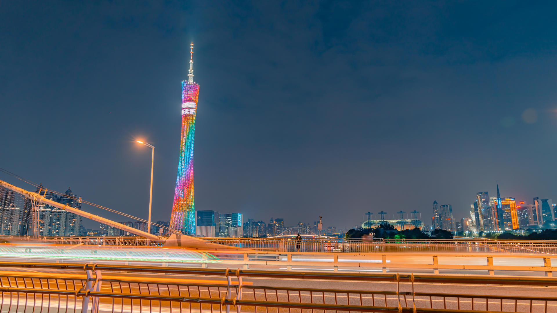 8K城市夜景广州塔夜晚车流夜景延时视频的预览图