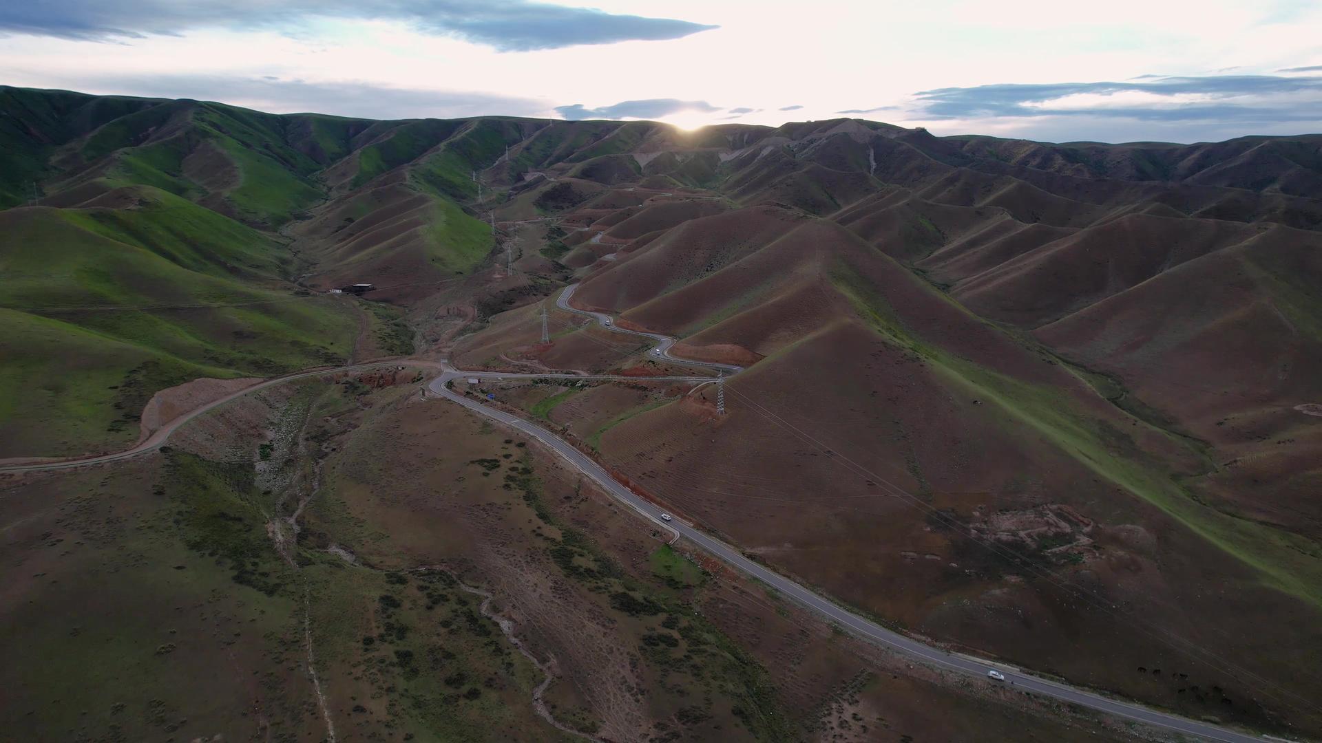 航拍5A景区喀拉峻阔克苏大峡谷盘山公路视频视频的预览图