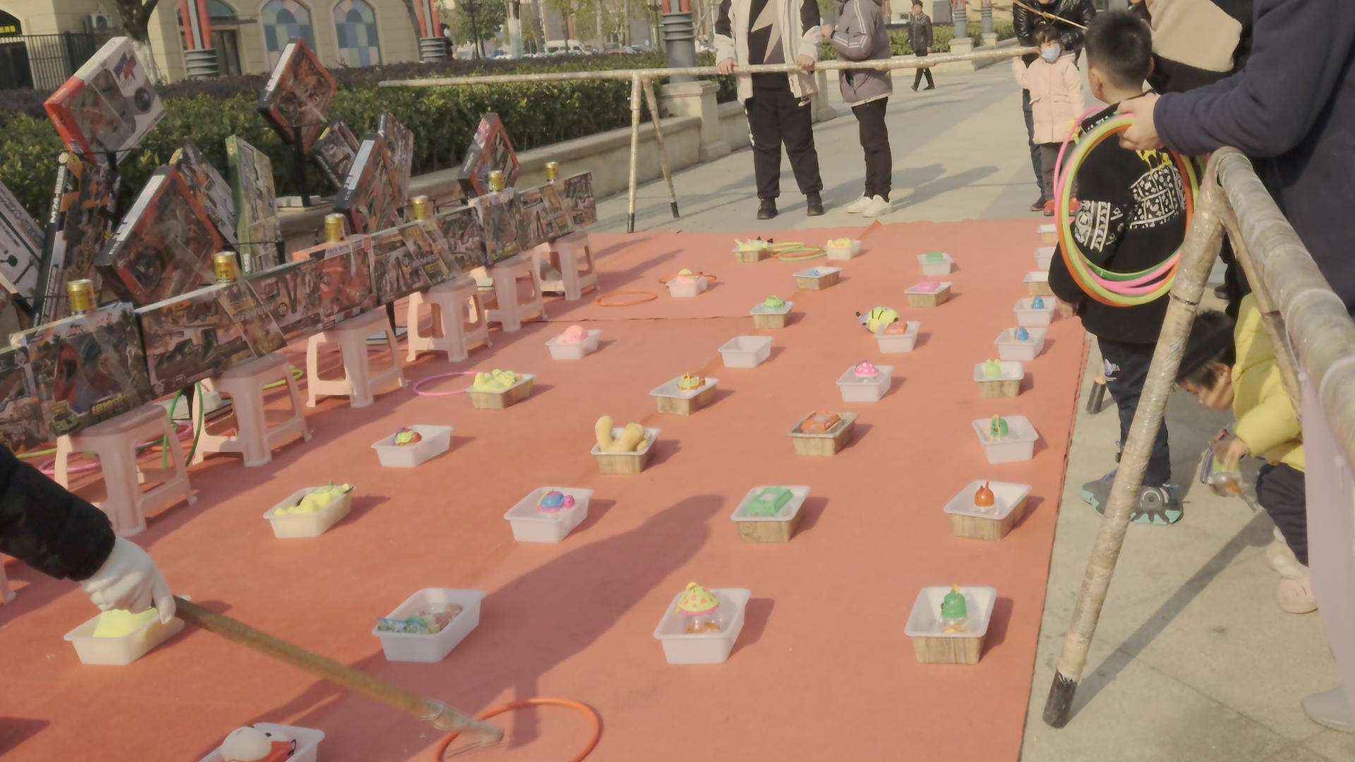 春节庙会街头娱乐套圈游戏慢镜头升格拍摄4k素材视频的预览图