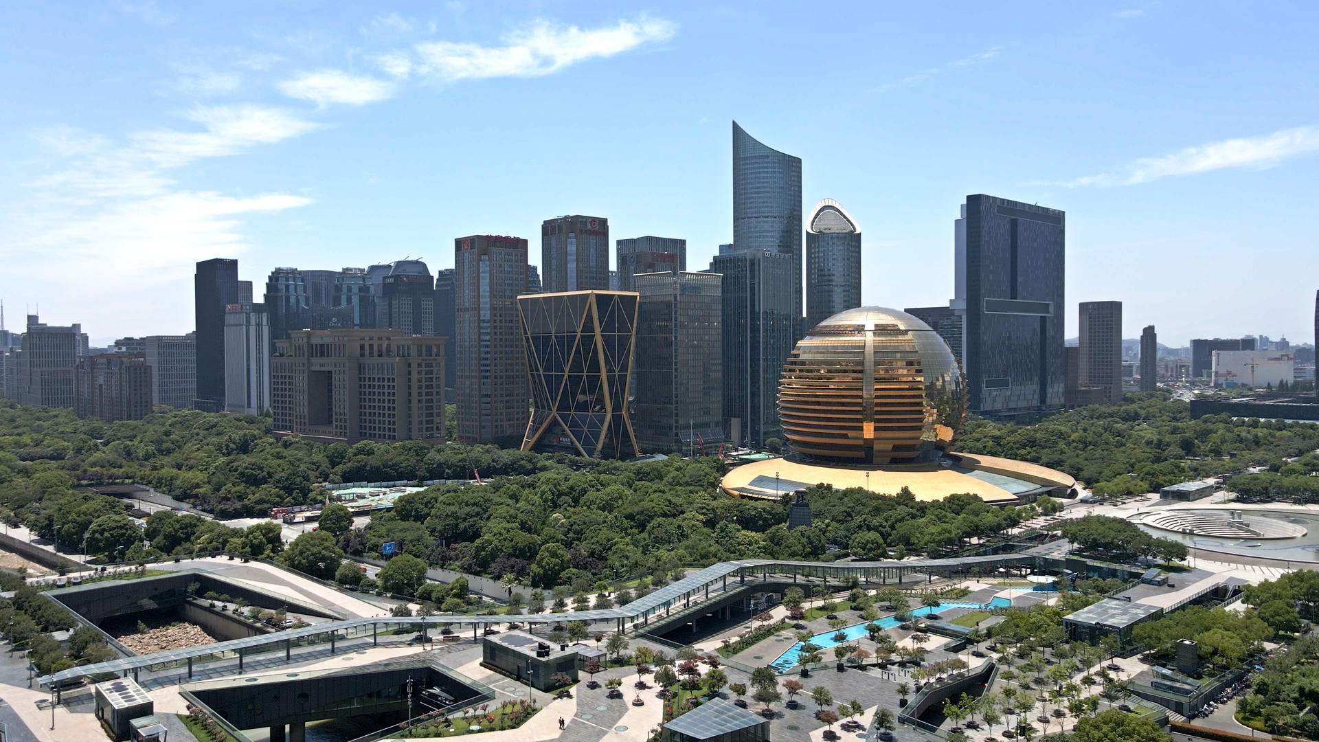 4K航拍杭州钱江新城CBD商务金融中心晴朗天气视频的预览图