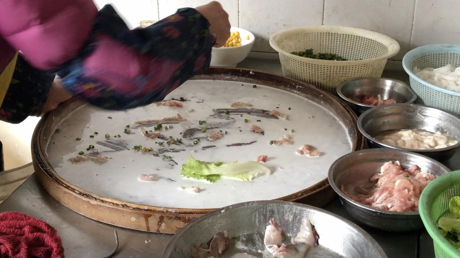 广东特色美食肠粉制作4K视频视频的预览图