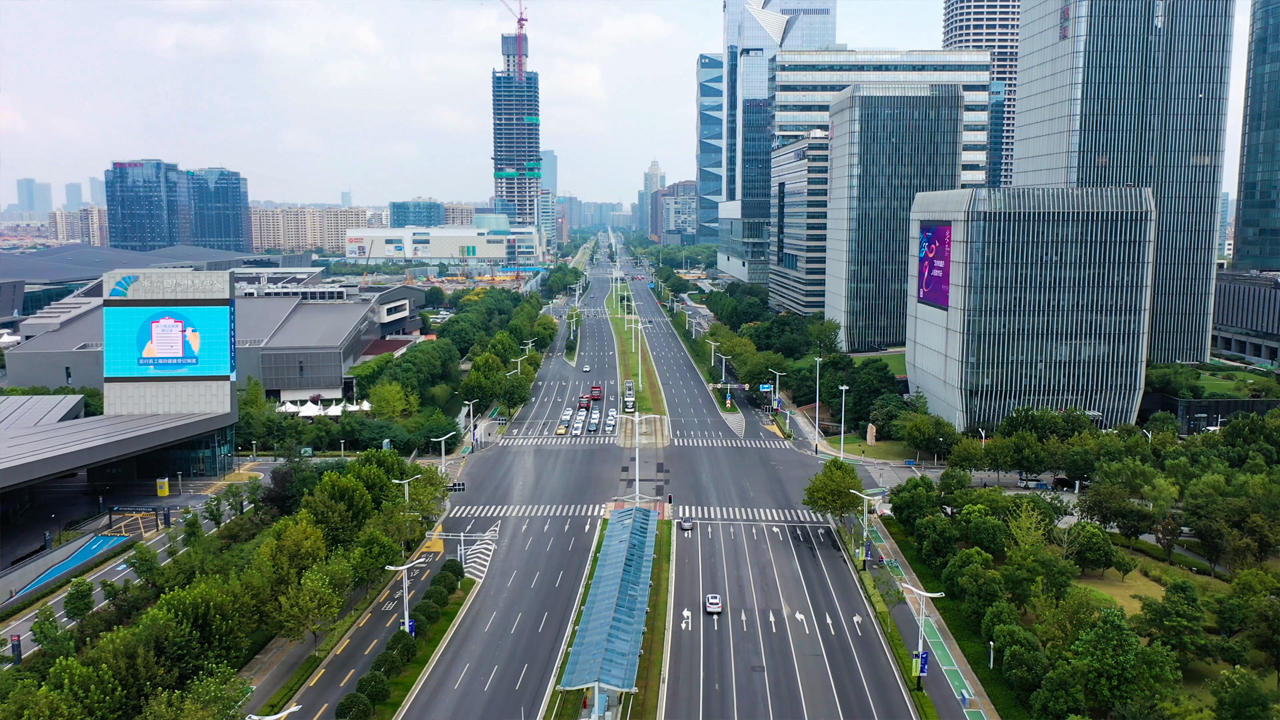 4K航拍南京金融商务区轻轨交通视频的预览图
