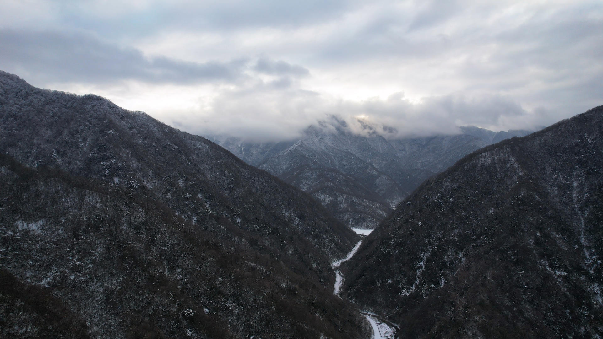 航拍湖北5A级旅游景区神农架山峰峡谷自然风光4k素材视频的预览图