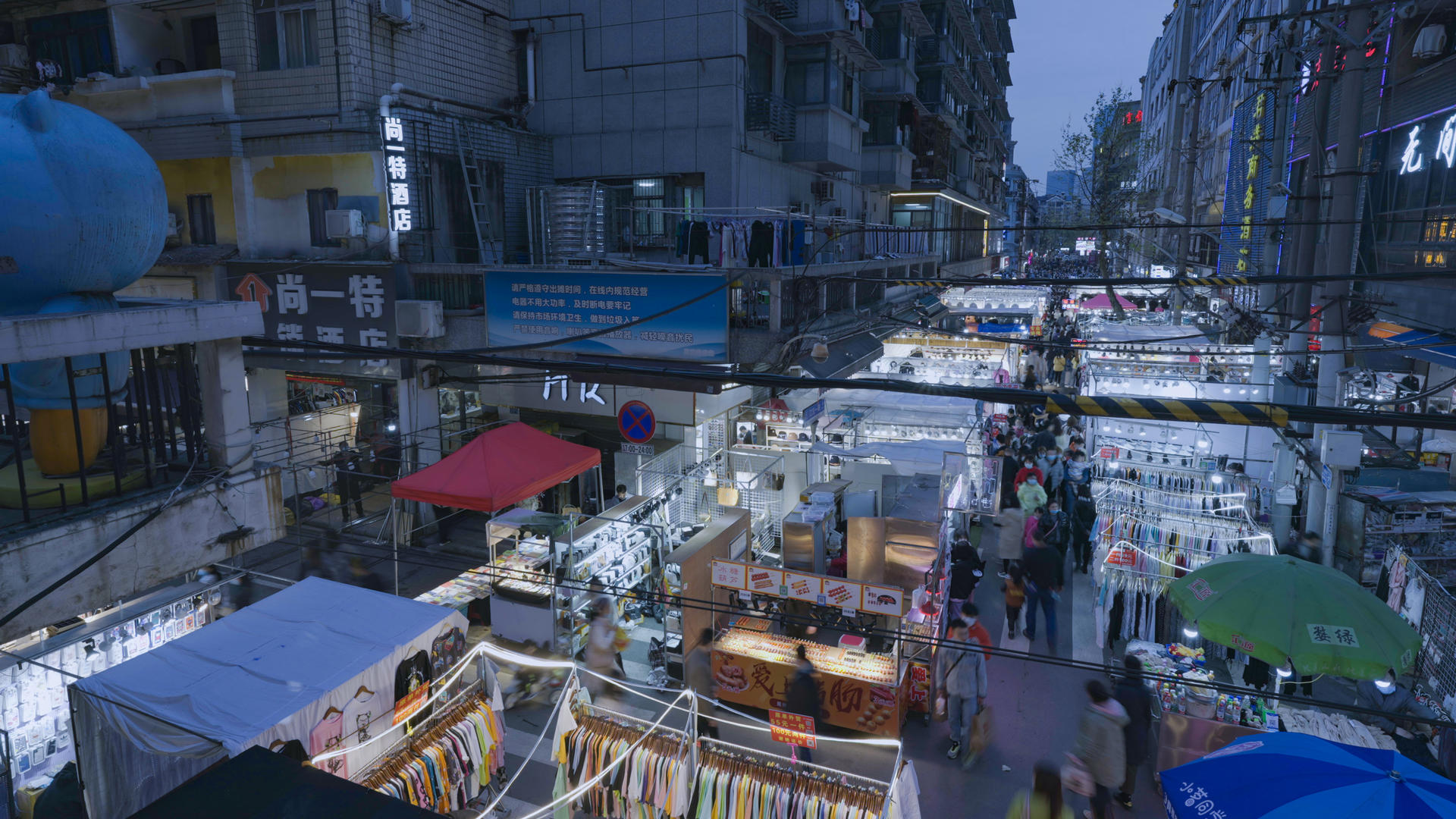移动延时摄影城市夜景逛街购物人群街景4k素材视频的预览图