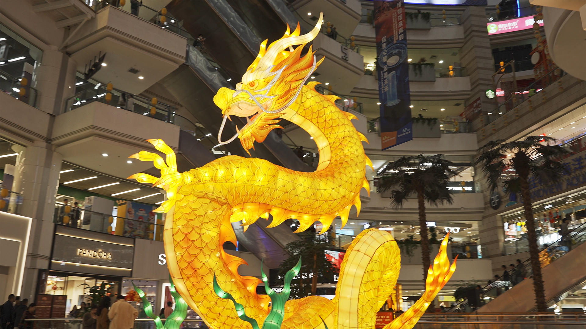 龙年雕塑4K商场视频的预览图
