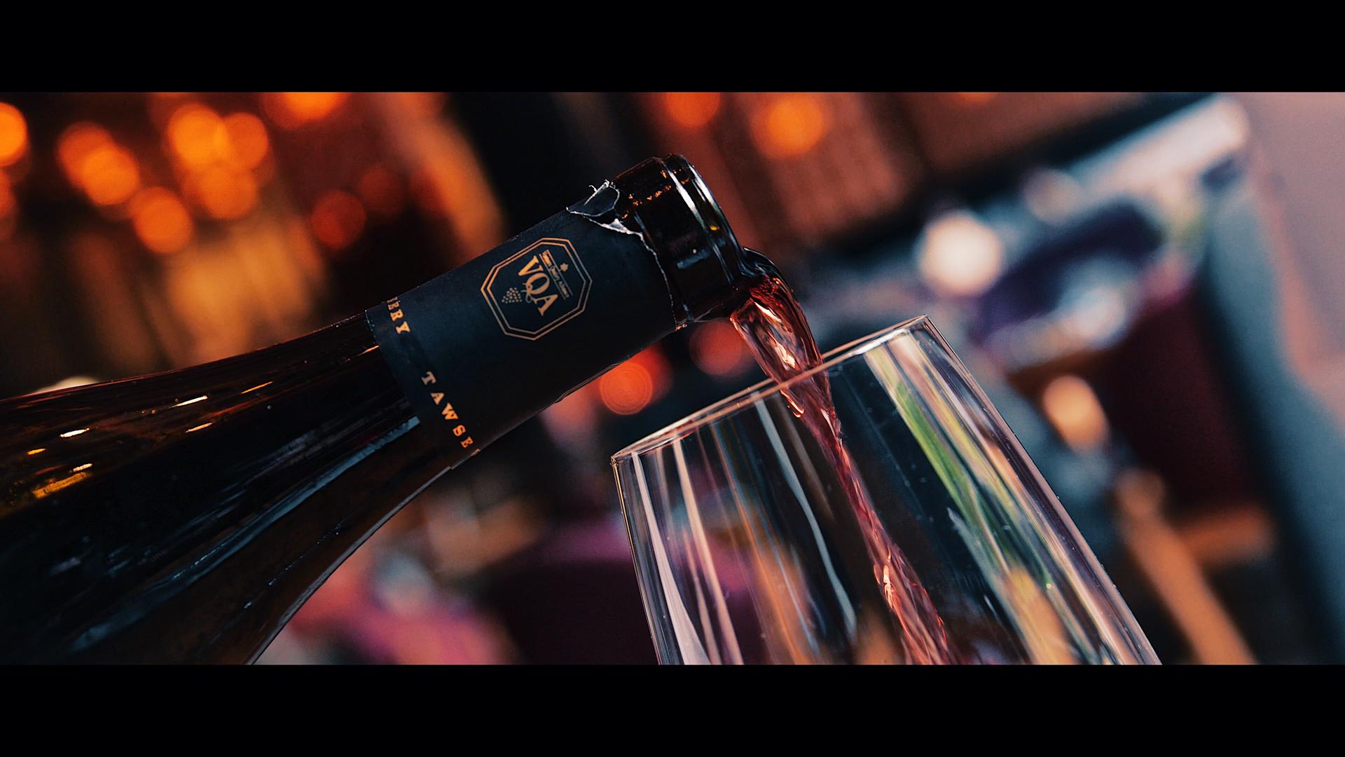 4K加拿大产红酒倒入高脚杯中慢动作升格拍摄视频的预览图