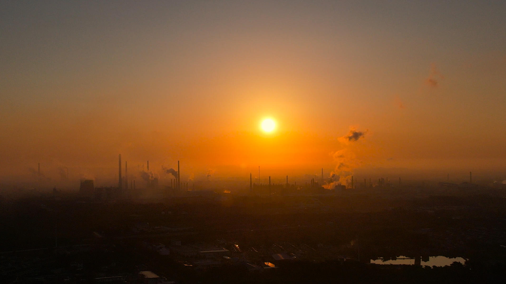 4K航拍城市日出晨曦化工厂冒烟视频的预览图