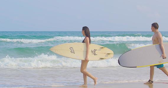8K海边泳装情侣拿着冲浪板散步视频的预览图