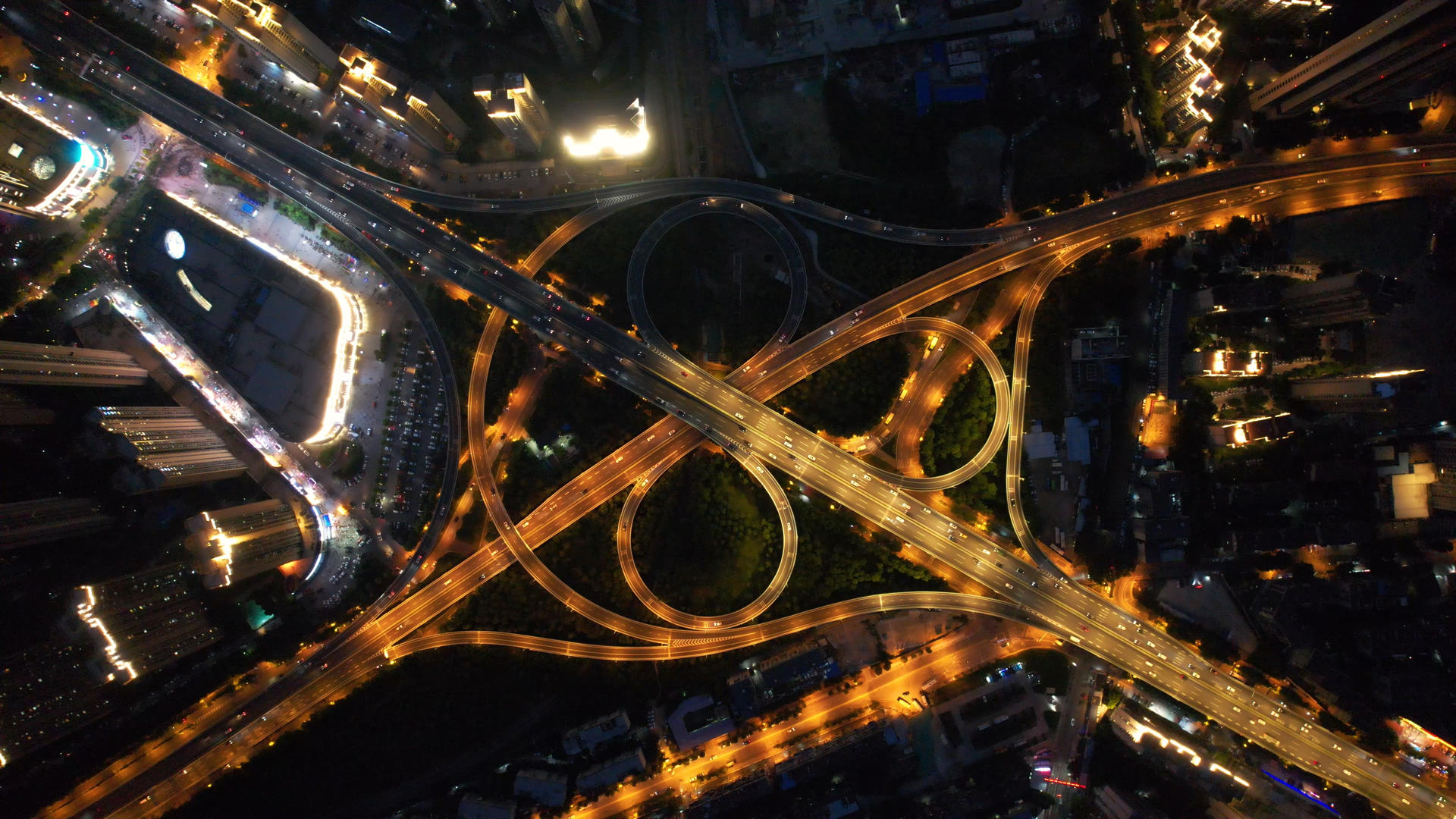 航拍俯拍城市夜景灯光高架桥道路车流街景交通4k素材视频的预览图