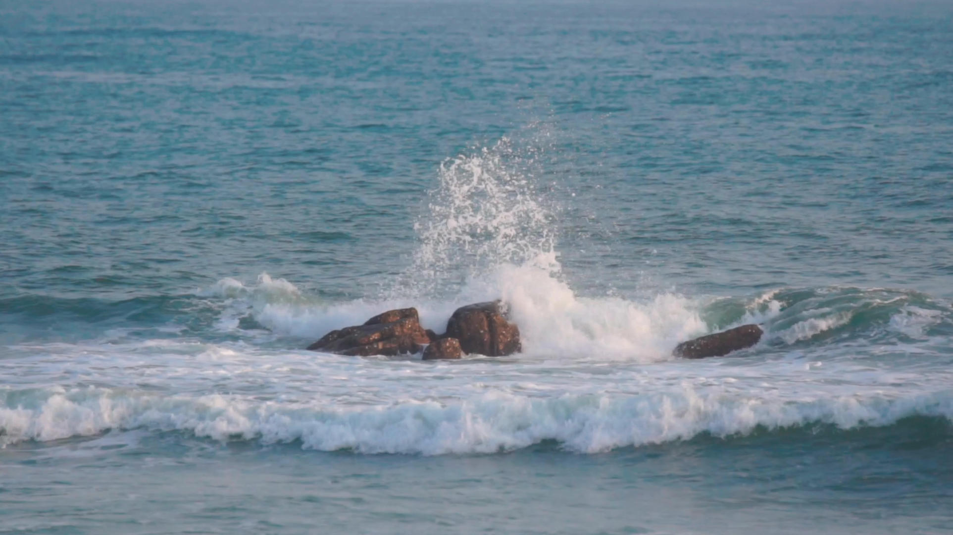 大海浪花拍打礁石视频的预览图