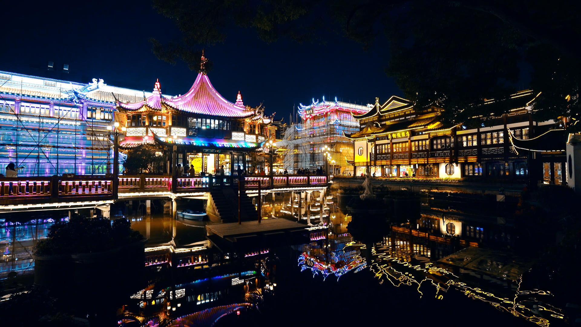 4K实拍上海豫园繁华夜景人流视频的预览图
