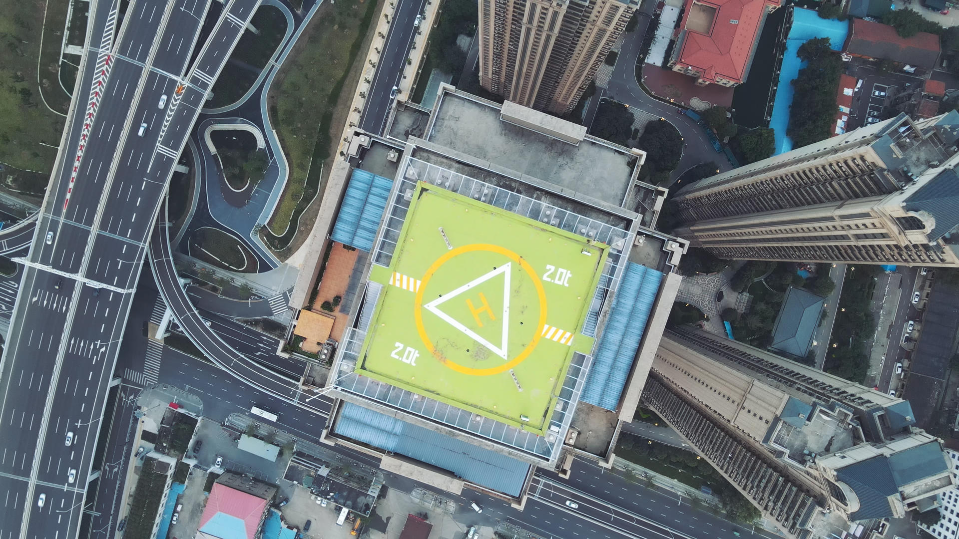 航拍风光城市金融中心写字楼楼顶的商用直升机停机坪素材视频的预览图