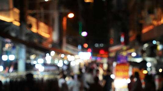 城市街头夜晚逛街购物络绎不绝的游客街景4k素材视频的预览图