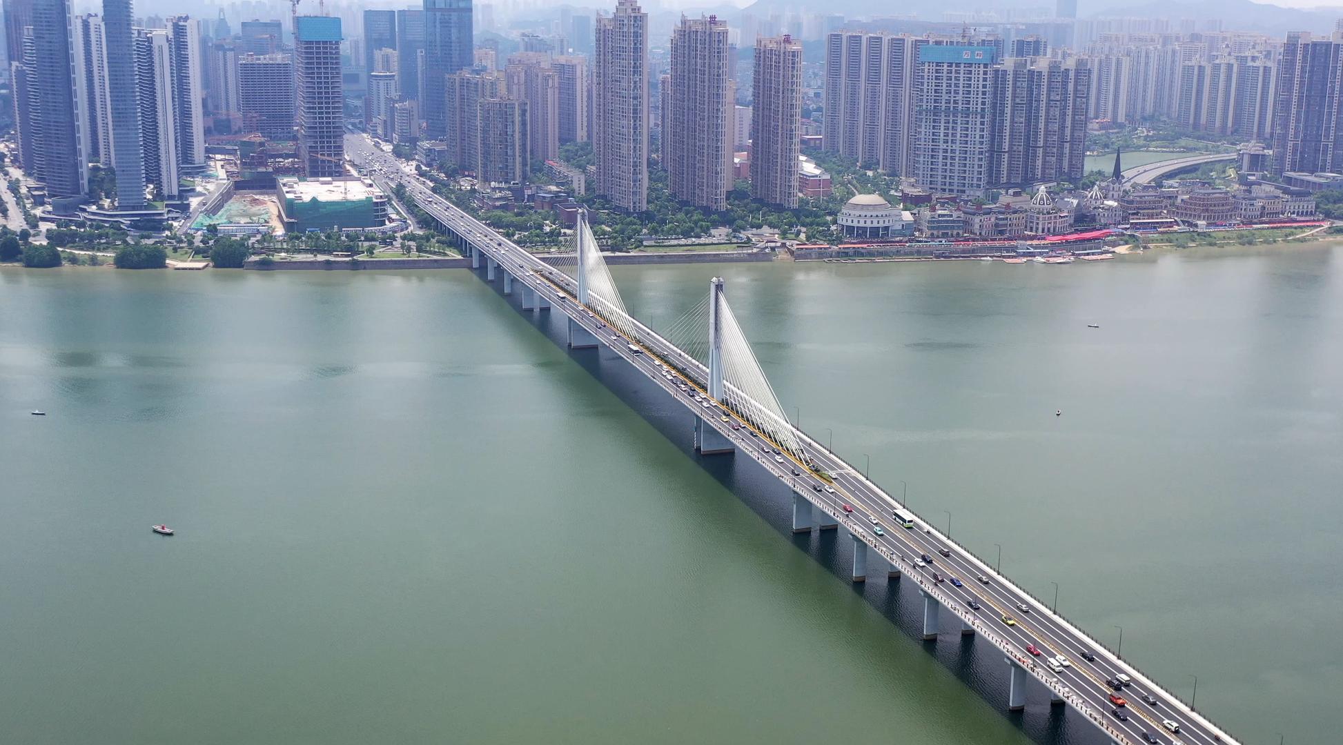 长沙银盆岭大桥航拍4K视频视频的预览图
