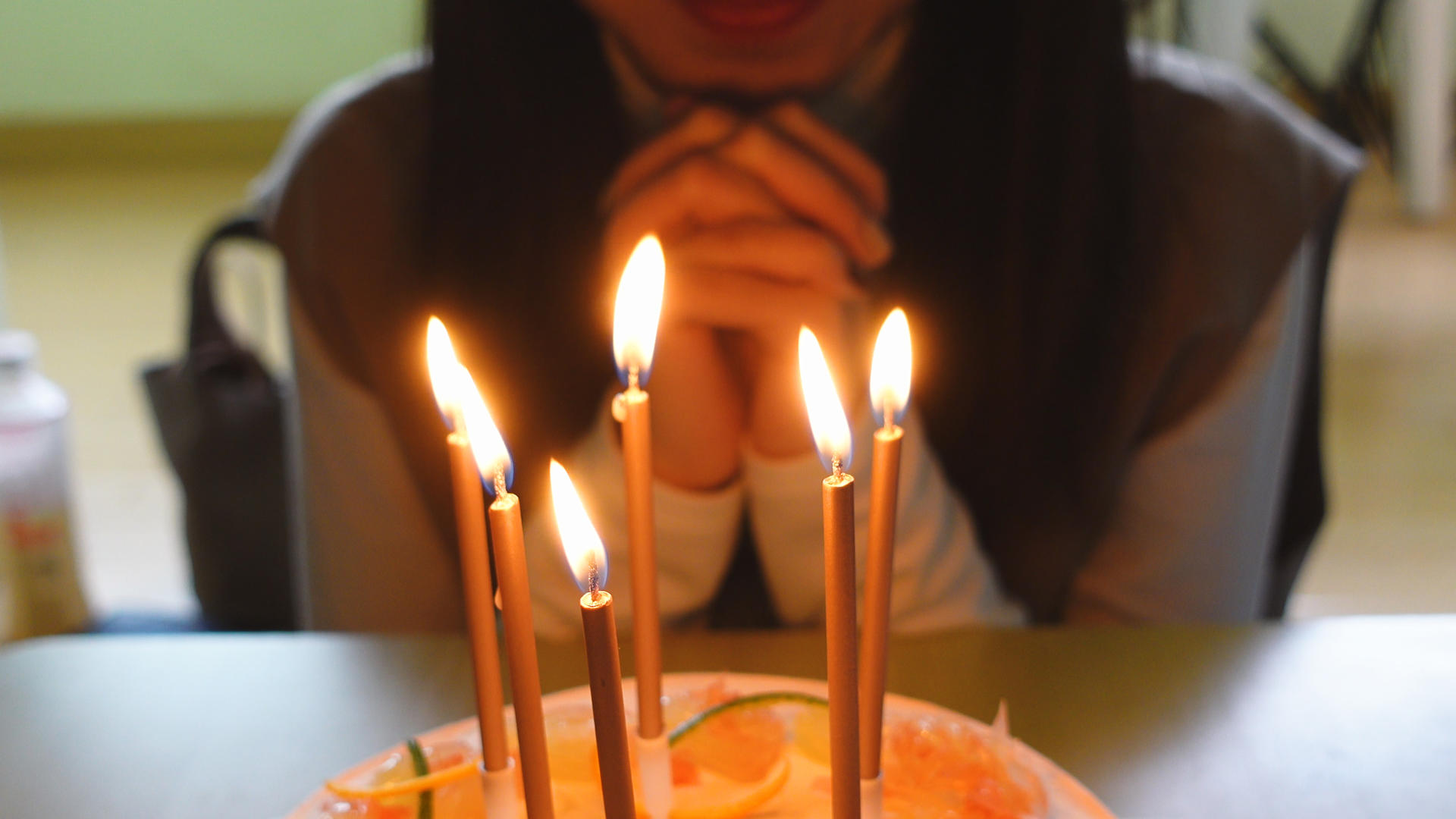 庆祝生日吹蜡烛许愿4k生活素材视频的预览图