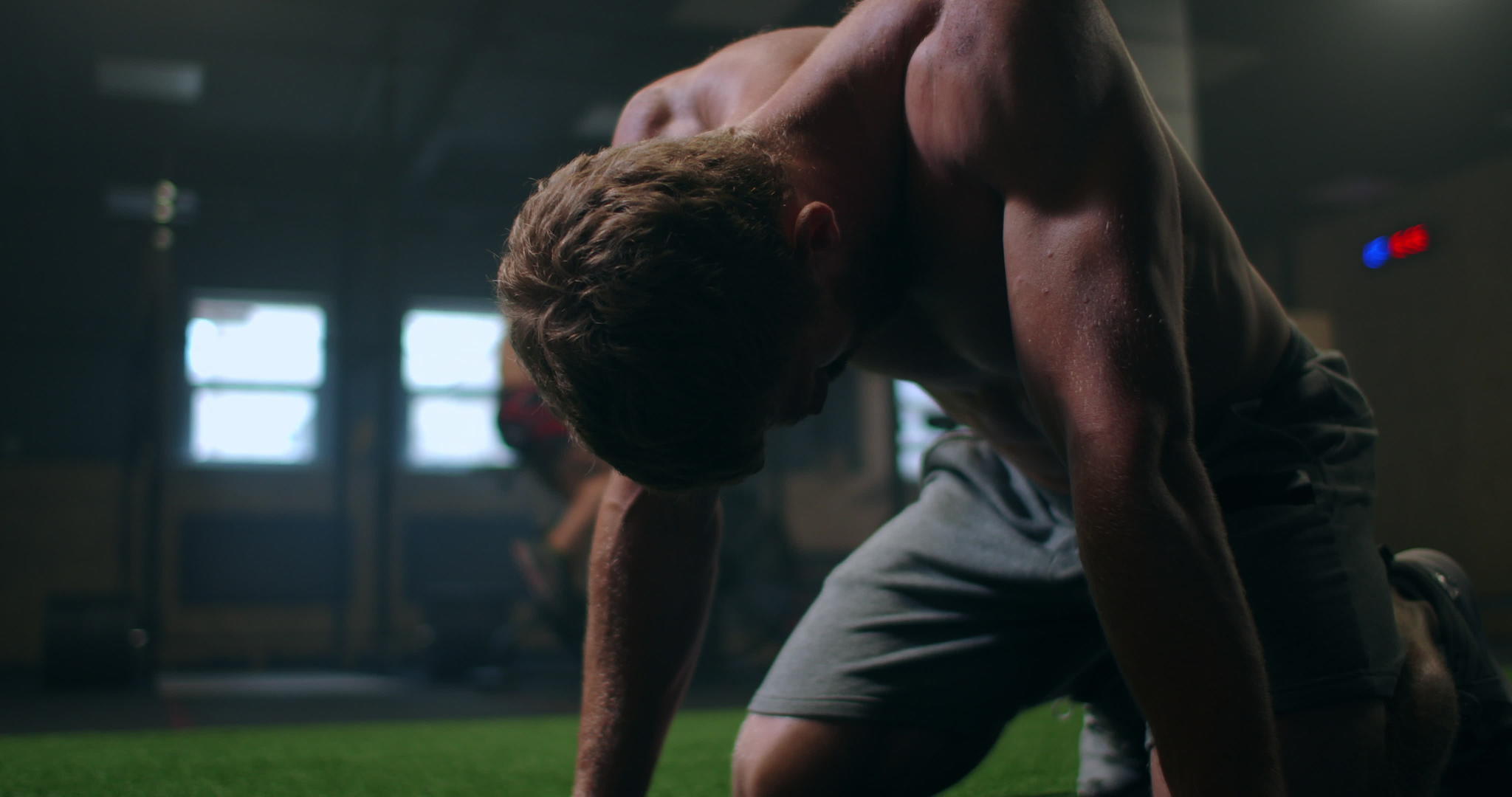 一个憔悴、汗流浃背的男运动员经过艰苦的动后筋疲力尽视频的预览图