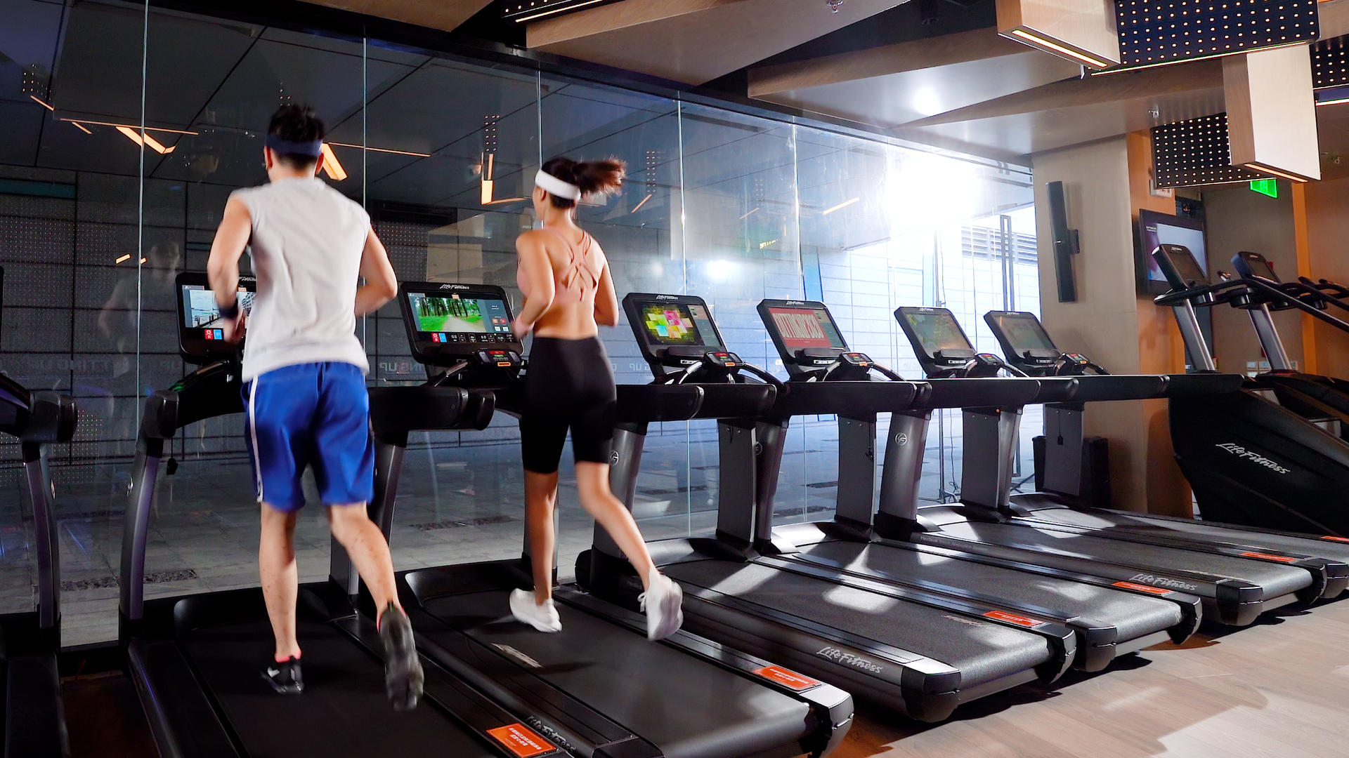4k健身房跑步健身运动人像视频视频的预览图