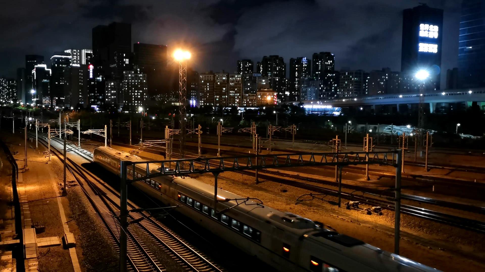 穿梭在城市之间的高铁动车的预览图