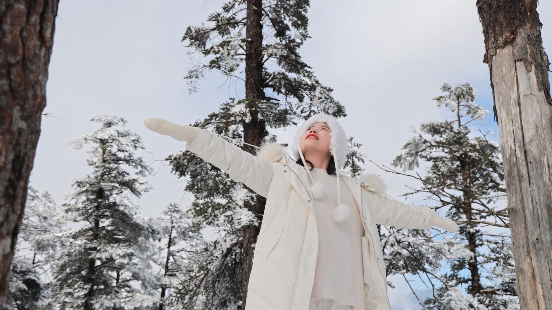 4K实拍冬季女孩感受雪景视频素材视频的预览图