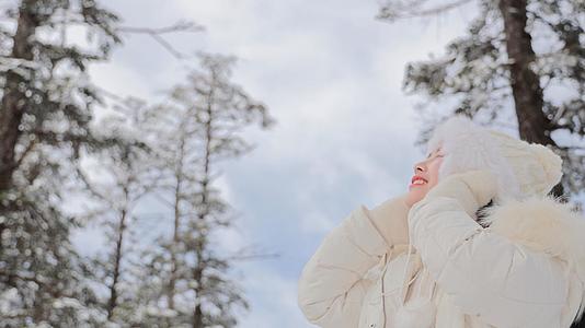 4K实拍唯美冬季女孩欣赏雪景视频素材视频的预览图