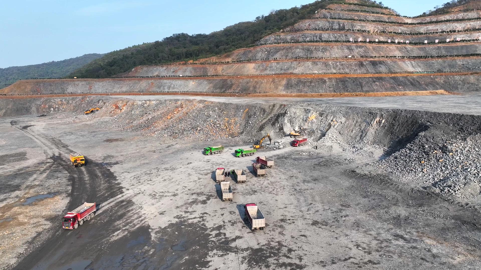 4K航拍矿石货运采矿现场矿场矿场视频的预览图