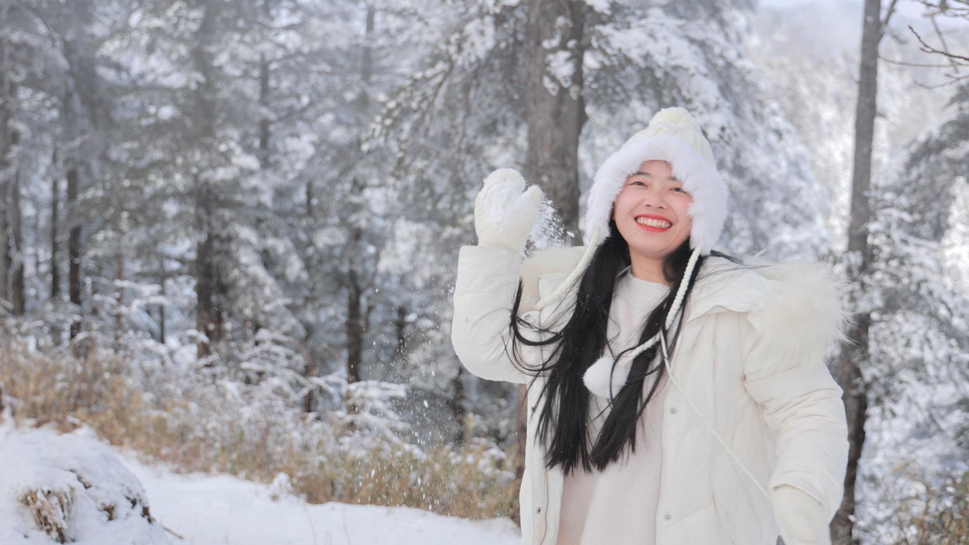 冬季女孩打雪仗4K实拍视频素材视频的预览图