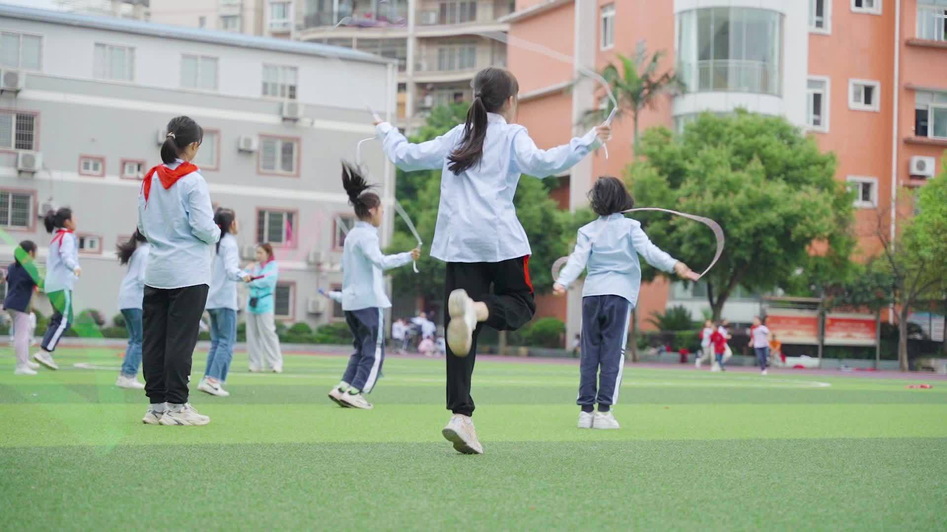 高清学校学生跳绳锻炼升格视频的预览图