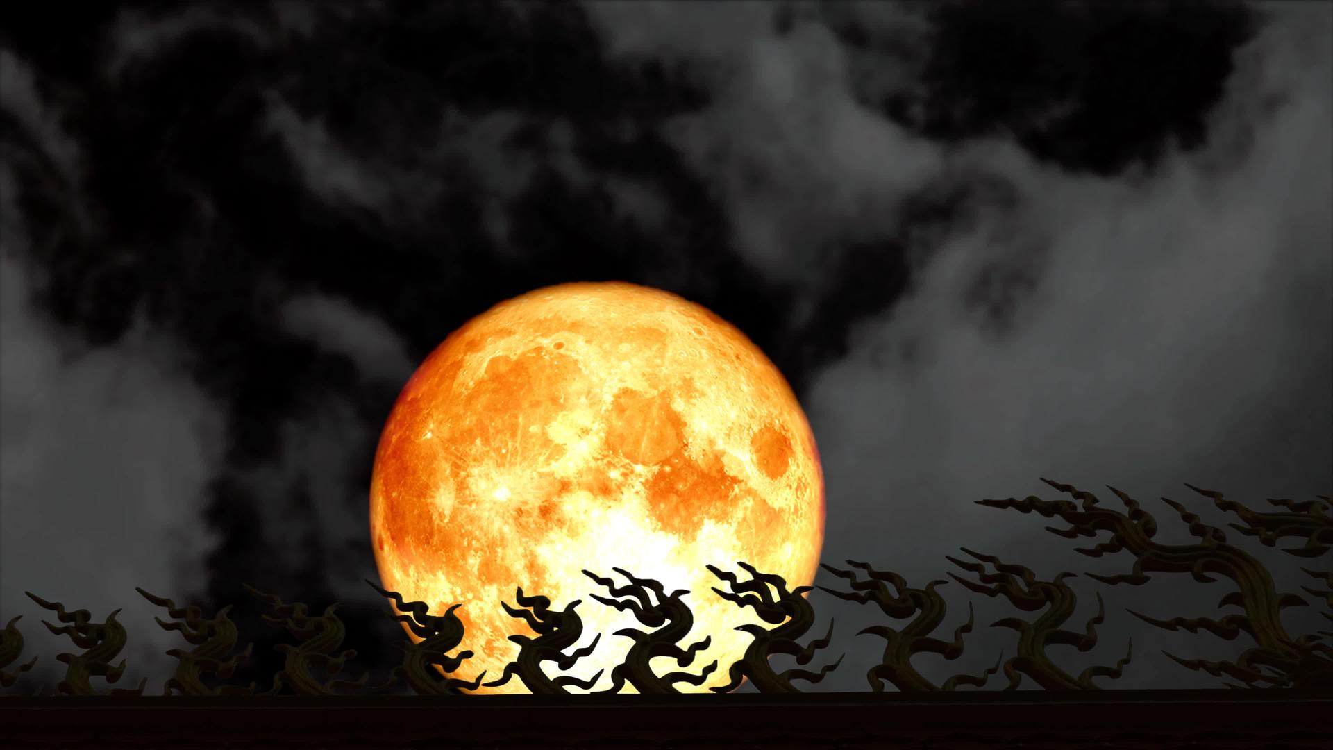 夜空中的超血月和黑云在屋顶上移动视频的预览图
