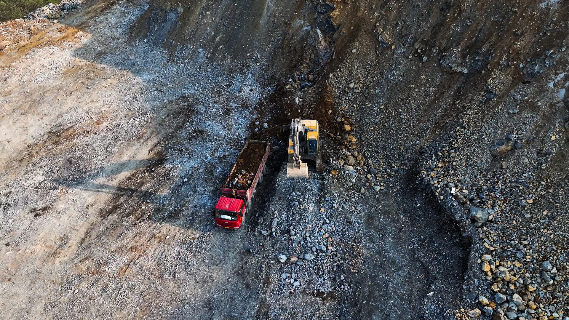 4K航拍矿石货运采矿现场矿场矿场视频的预览图