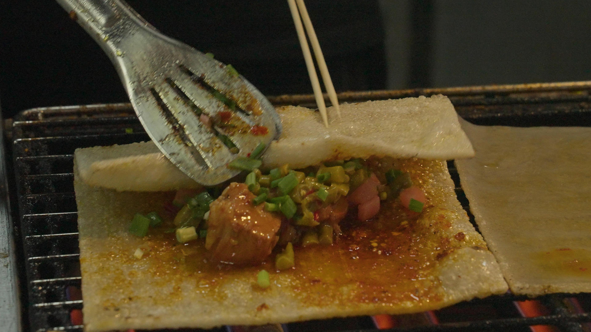 慢动作升格拍摄城市中餐美食网红小吃烹饪制作过程4k素材视频的预览图