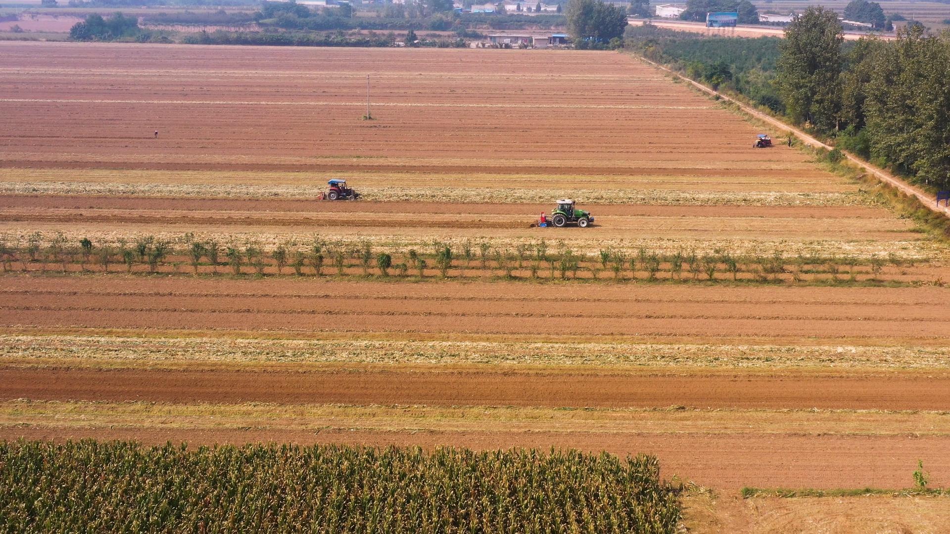 4K陕西农业拖拉机耕地作业航拍素材视频的预览图