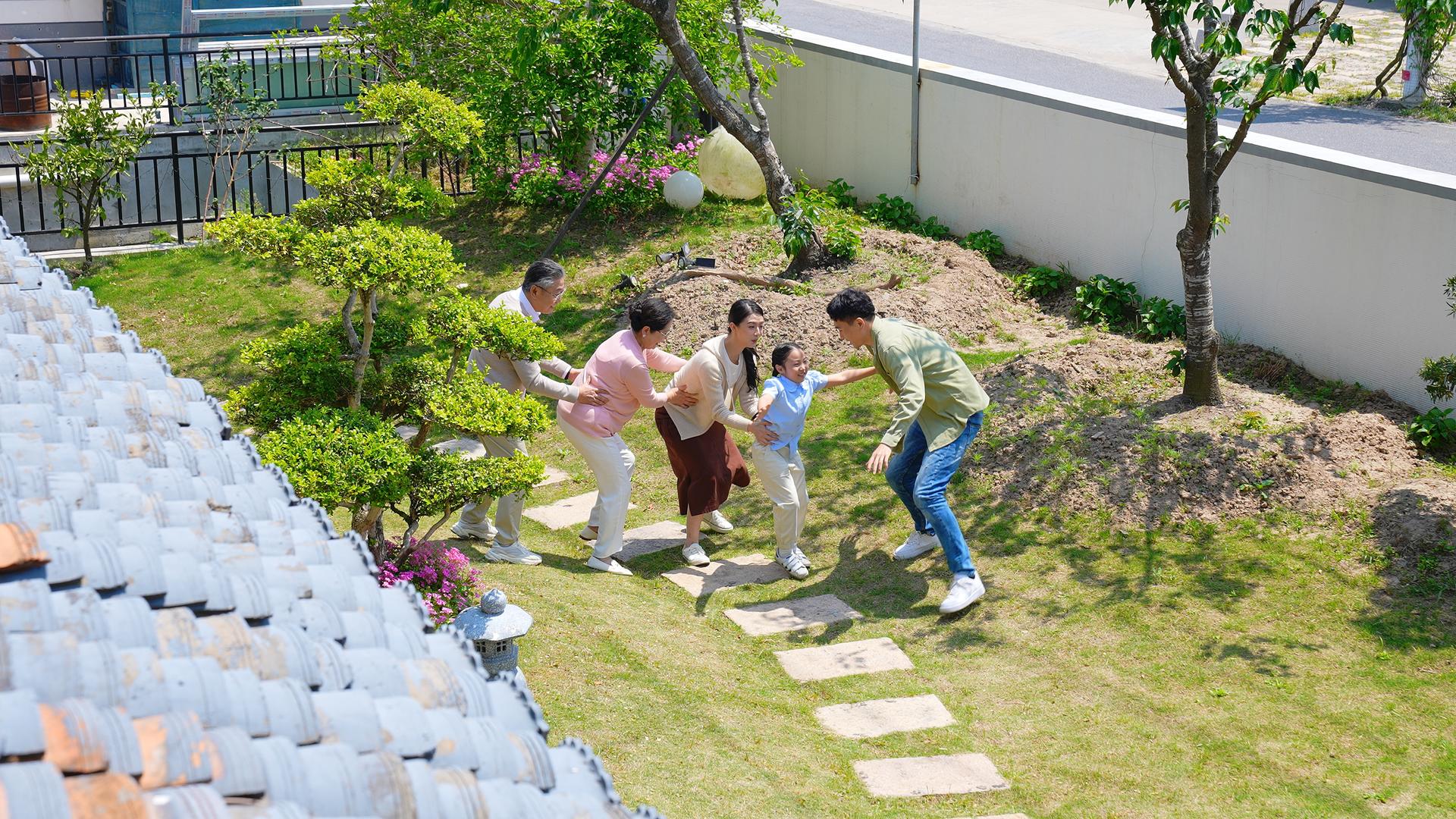 一家人在院子里玩游戏视频的预览图