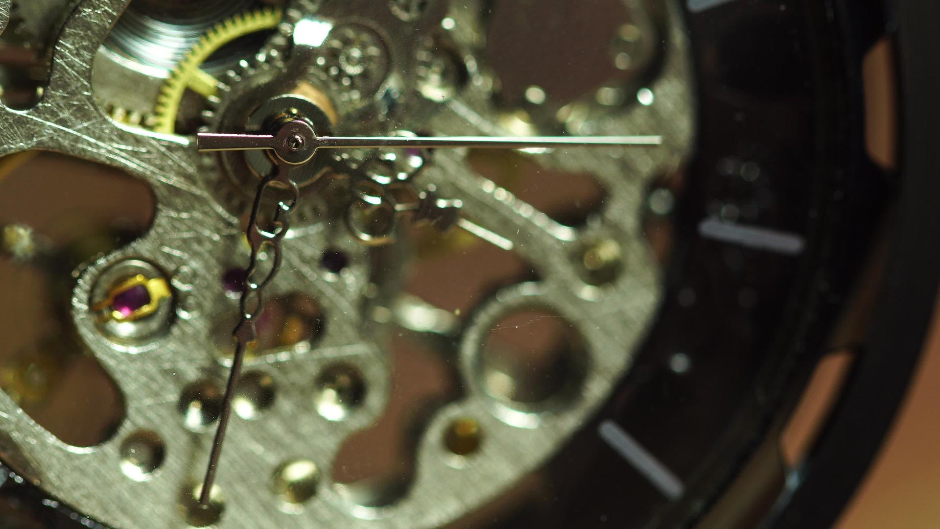 关闭的旧袖珍手表是旋转的视频的预览图