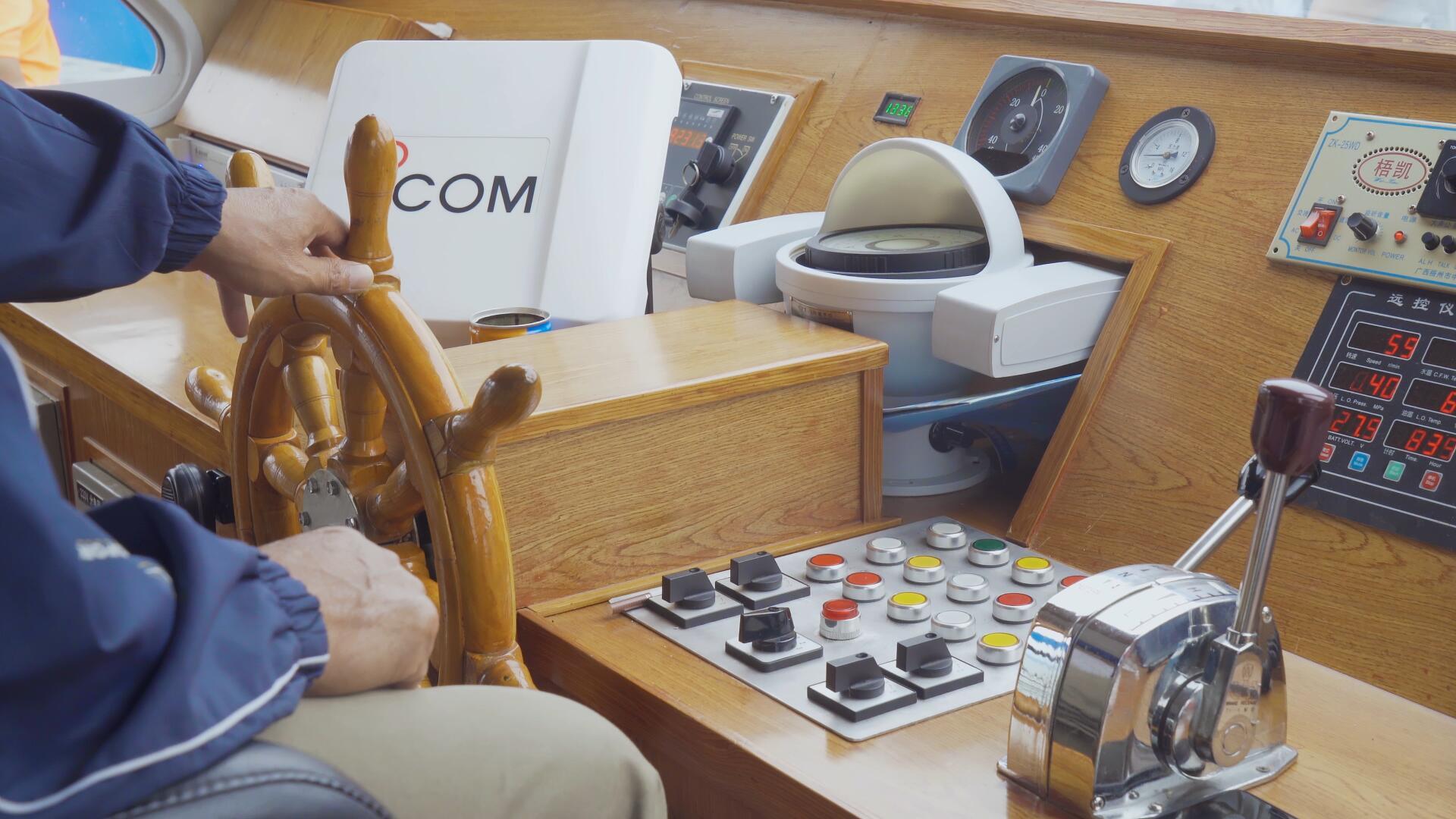 实拍船长操纵驾驶轮船视频的预览图