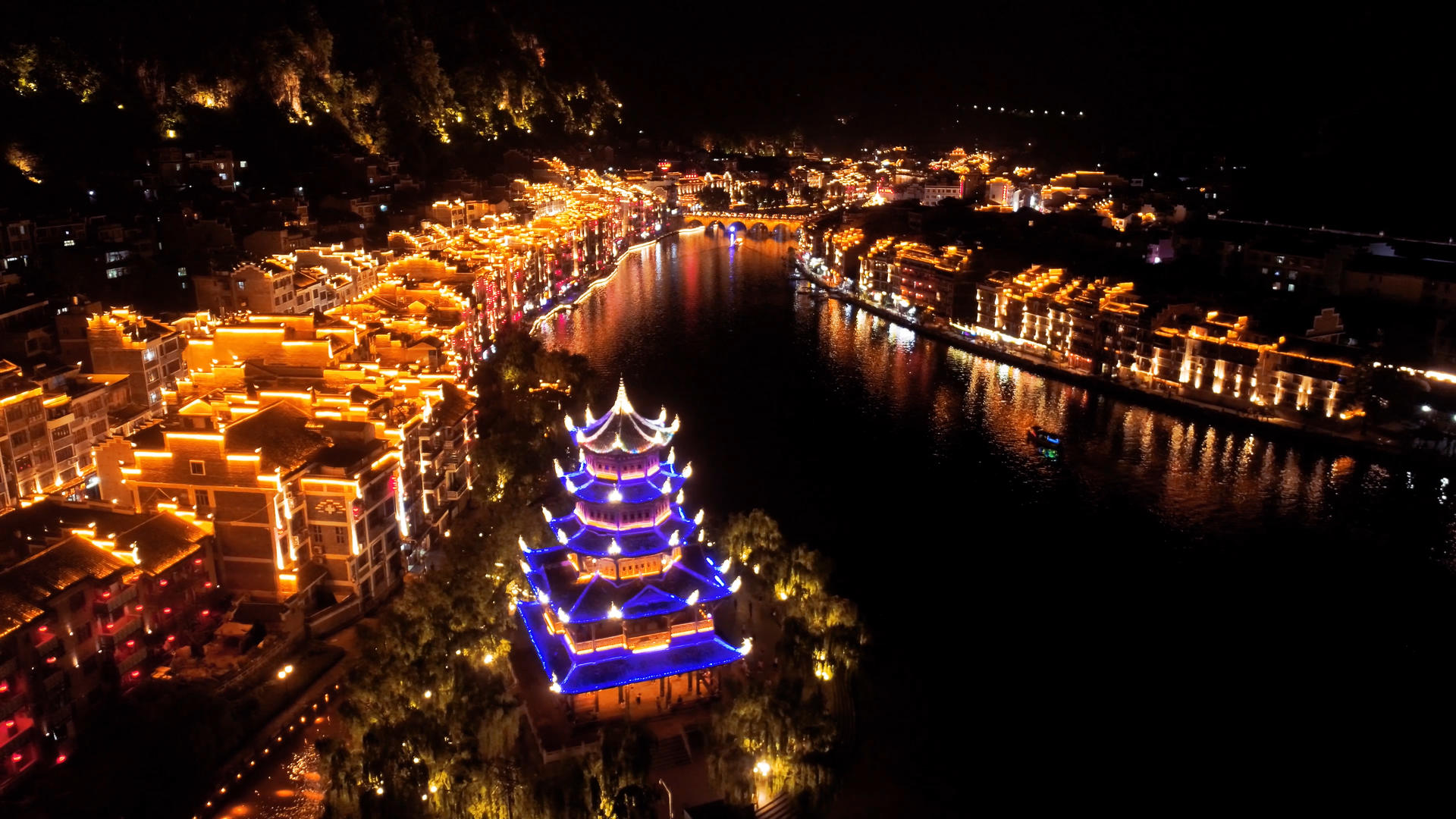 4K航拍贵州镇远古镇夜景视频的预览图