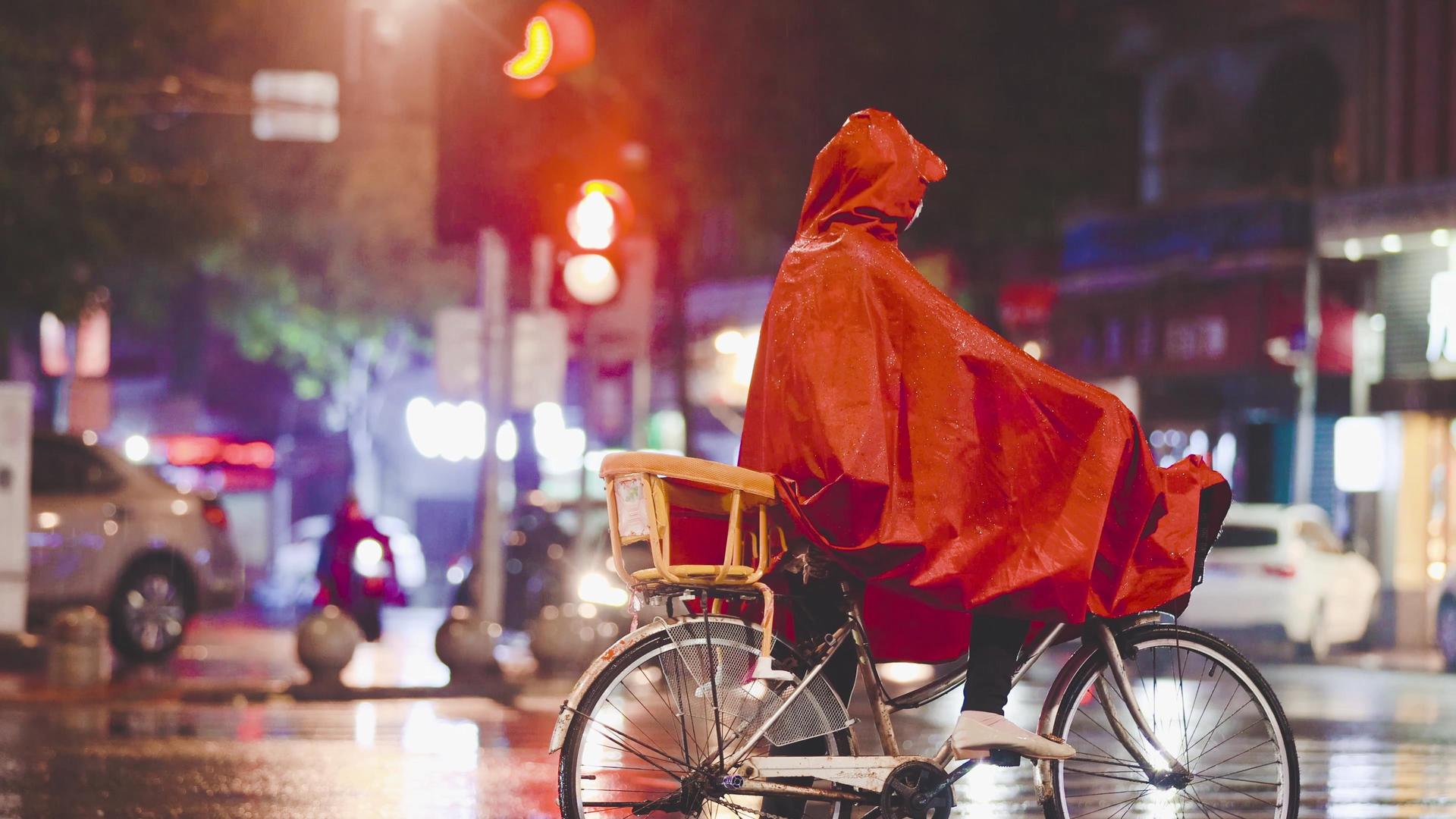 春天孤独雨天路上行人街景视频的预览图