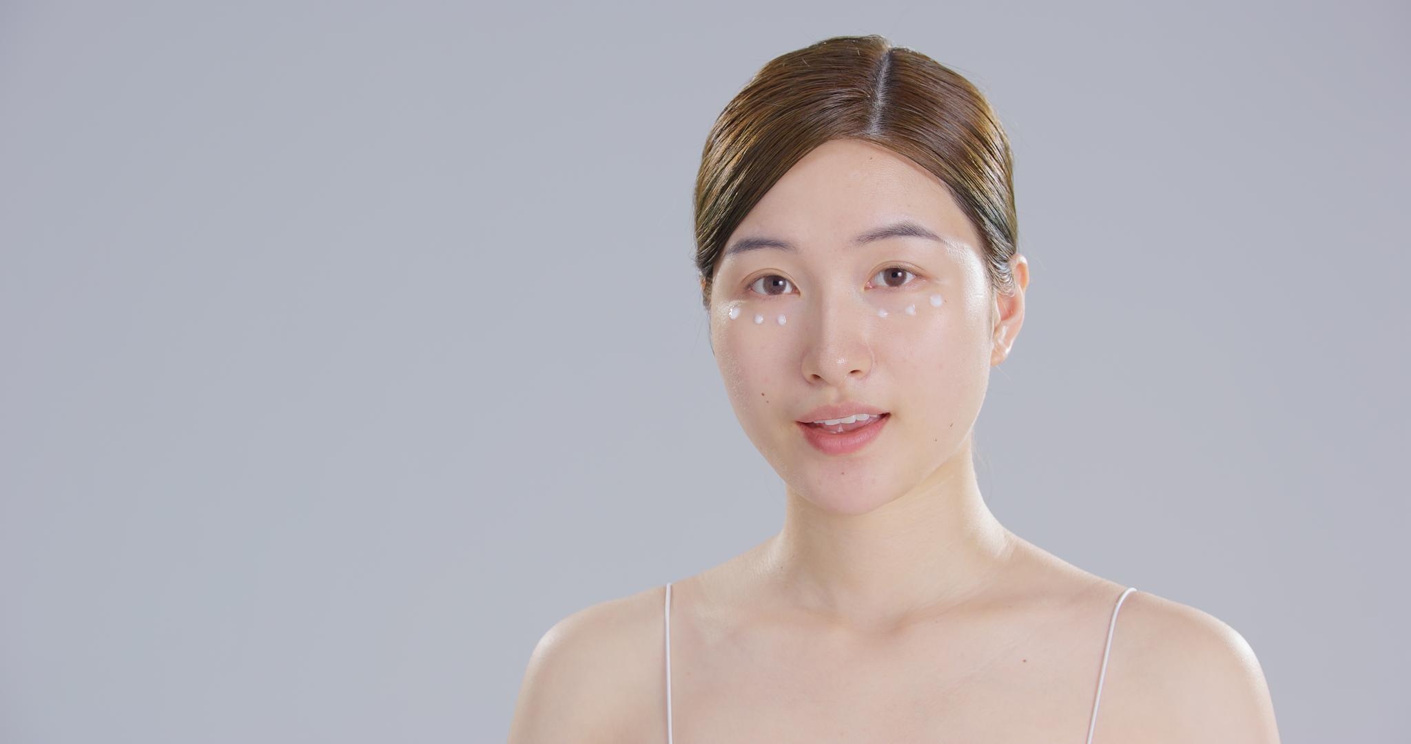 8K年轻女性涂抹眼霜视频的预览图