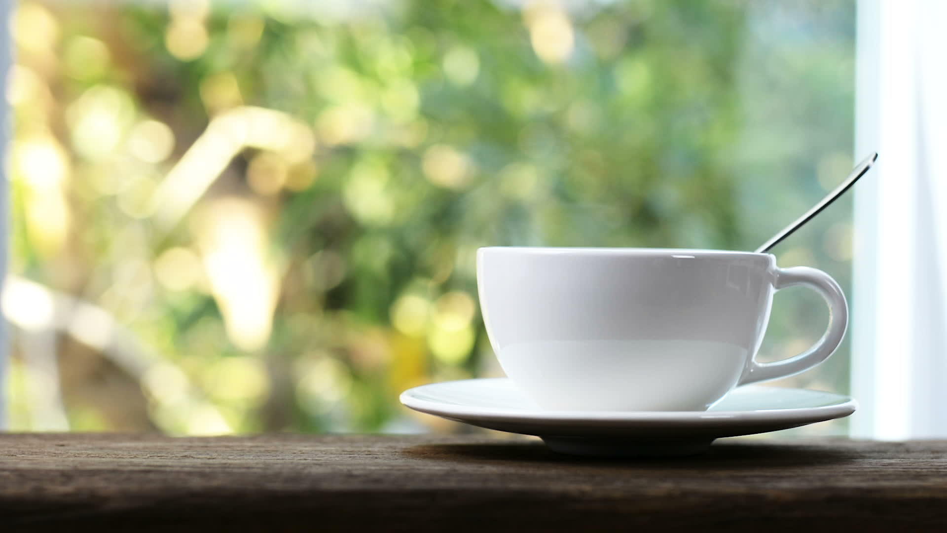 白桌上的白色陶瓷咖啡杯视频的预览图