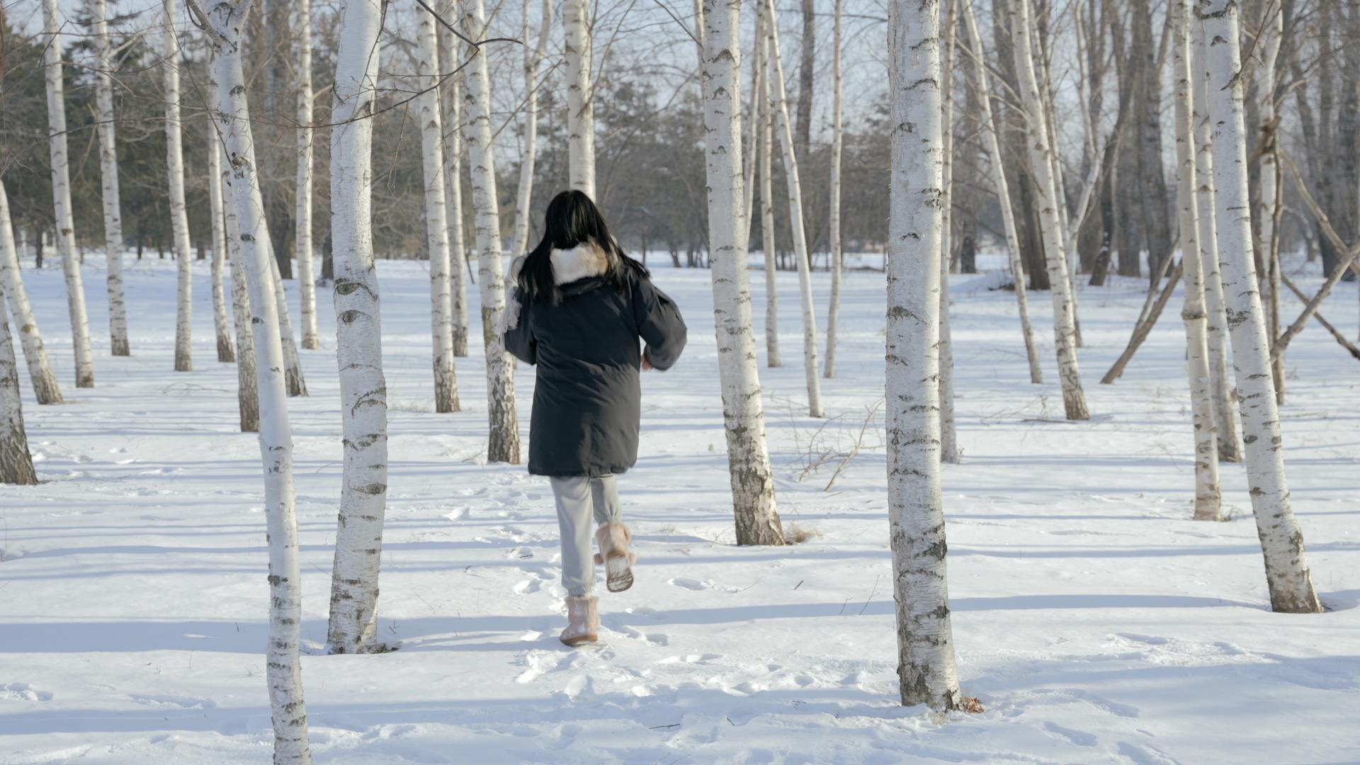 4k冬天白桦林美女自由奔跑背影视频的预览图