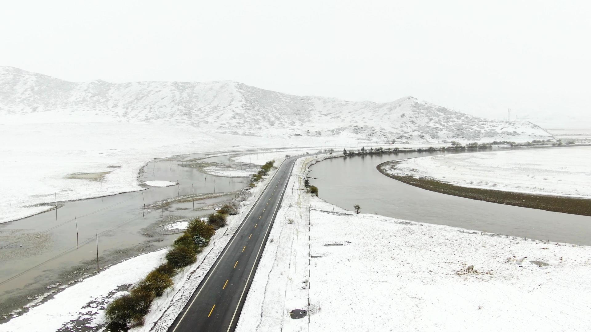 草原公路雪景航拍视频视频的预览图