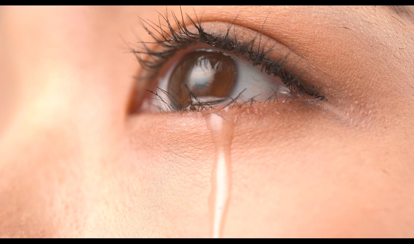 4k女生眼睛侧面流泪特写视频的预览图