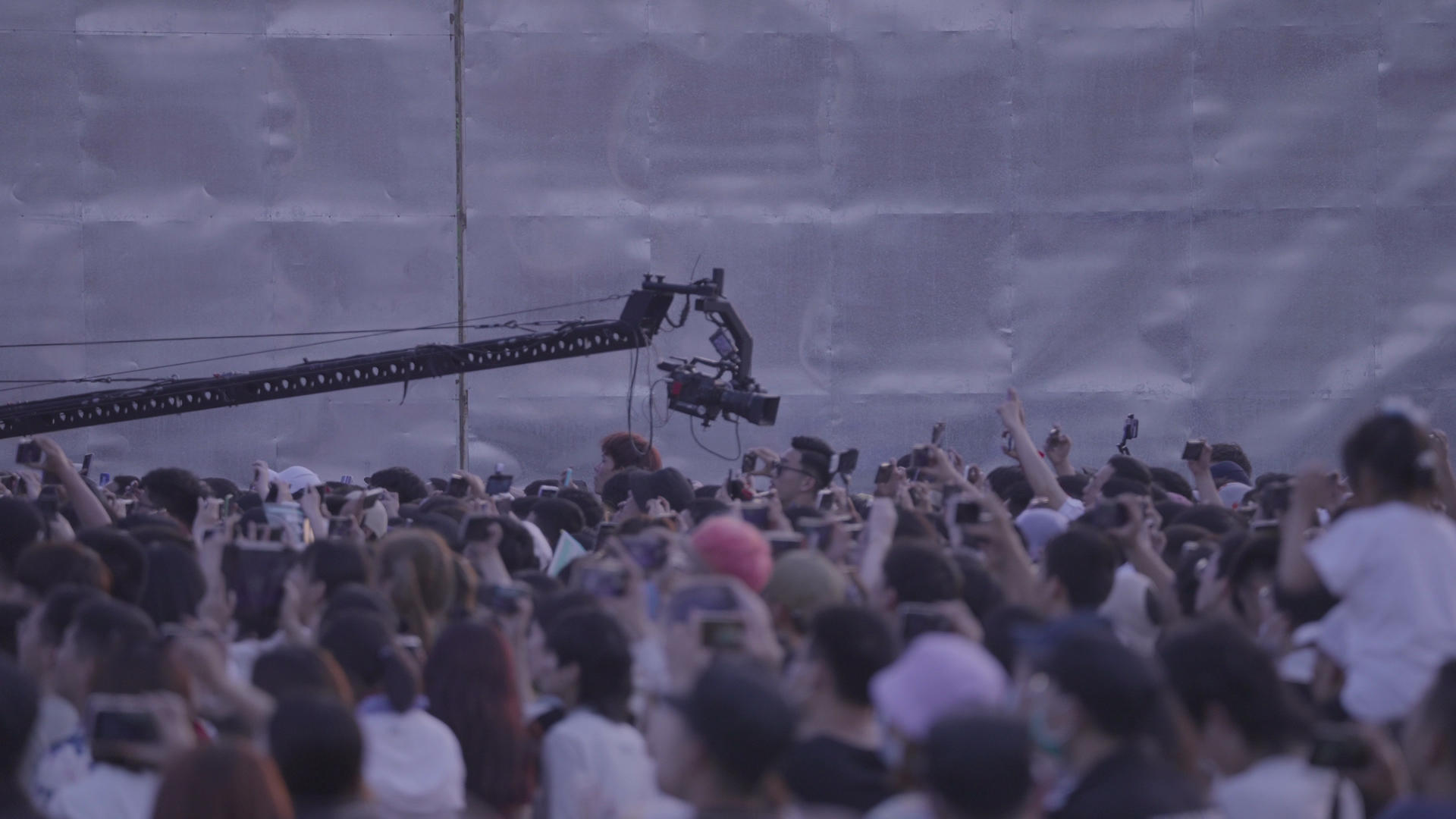 音乐节上摇臂摄影机直播演出表演现场人流气氛4k素材【请勿商用】视频的预览图