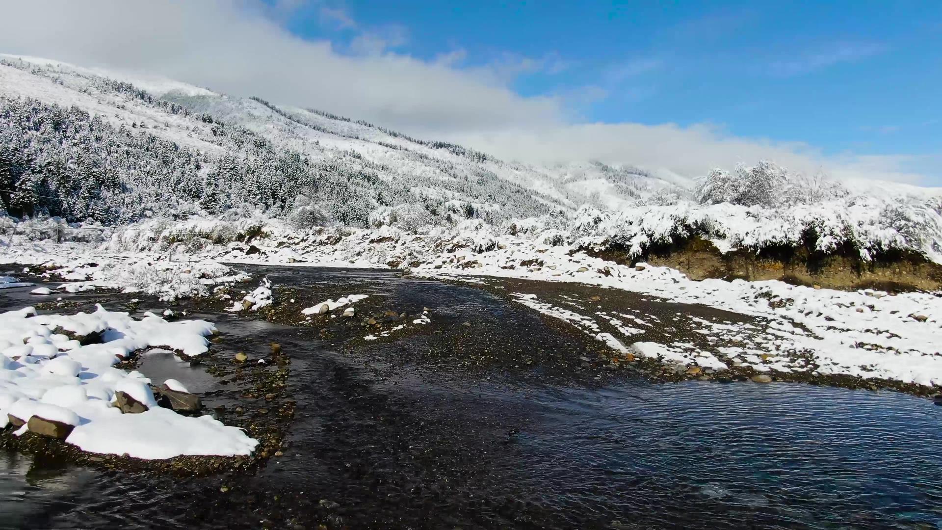 航拍川西高原山脉雪景视频视频的预览图