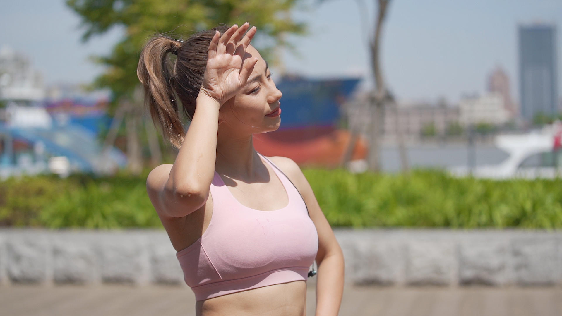 女性运动擦汗慢动作视频视频的预览图