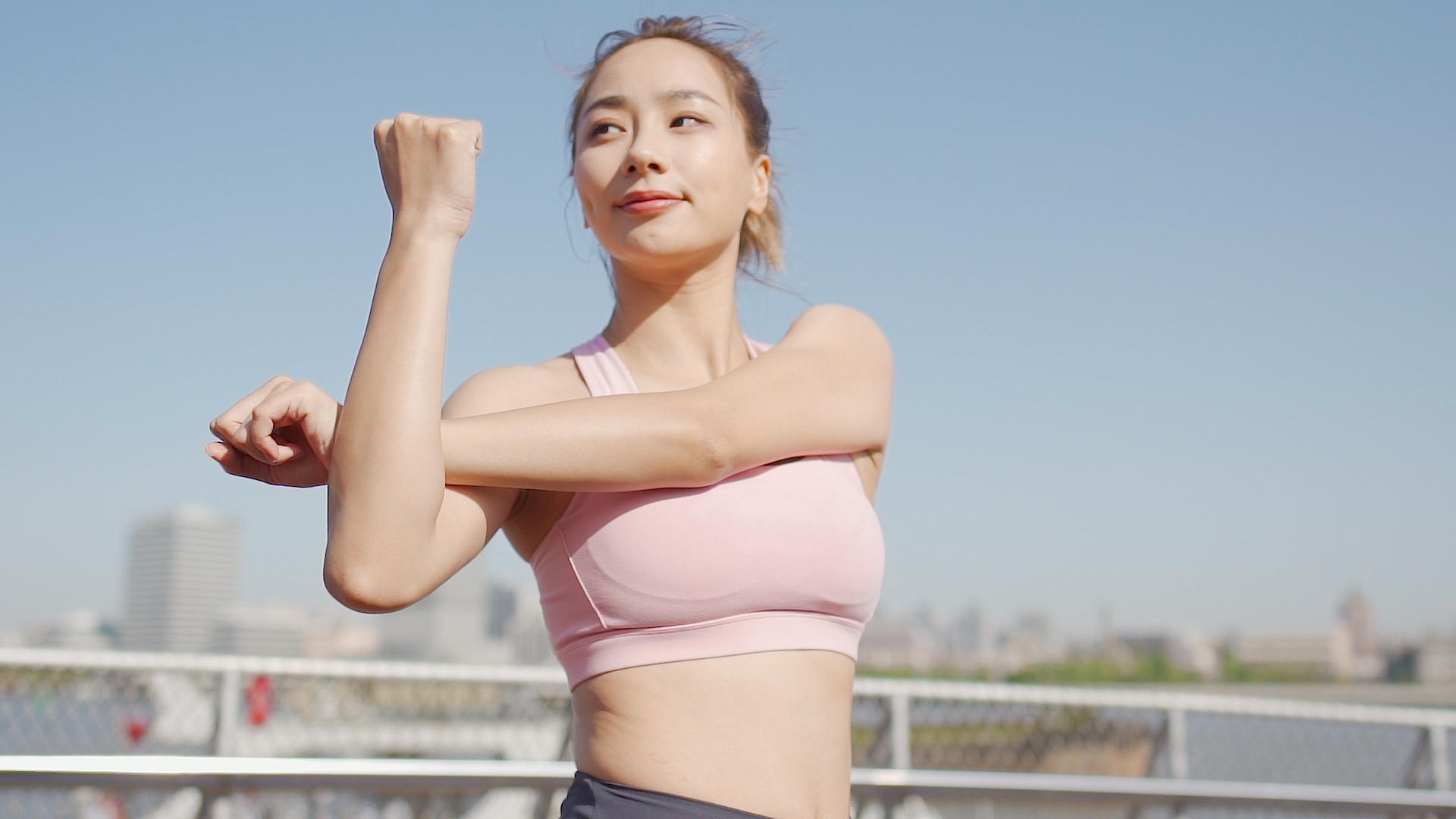 运动女性跑前拉伸健身环绕慢动作视频视频的预览图