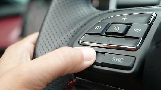 开车时用手指紧紧按下电话按钮回答或挂上方向盘按钮视频的预览图